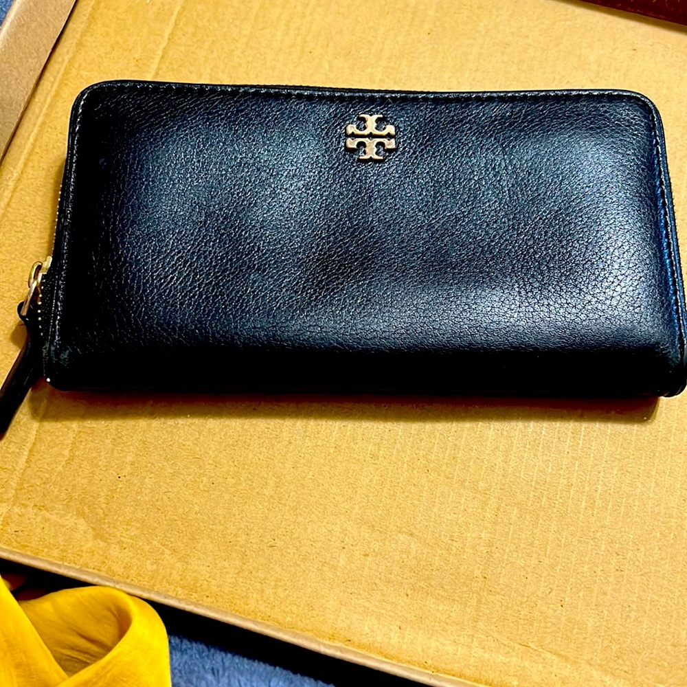 Black medium wallet